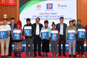 Ủy viên Ban Thường vụ Công đoàn Công Thương Việt Nam, Ủy viên Ban Thường vụ Đảng ủy Tập đoàn, Chủ tịch Công đoàn Xăng dầu Việt Nam Nguyễn Thanh Sơn đại diện Petrolimex trao tặng thiết bị lọc nước tại Chương trình